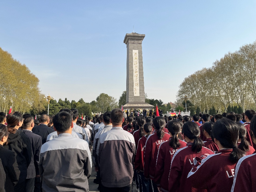 【清明祭英烈，初心永传承】-敬献花篮、齐唱国歌并默哀（2025.4.3）